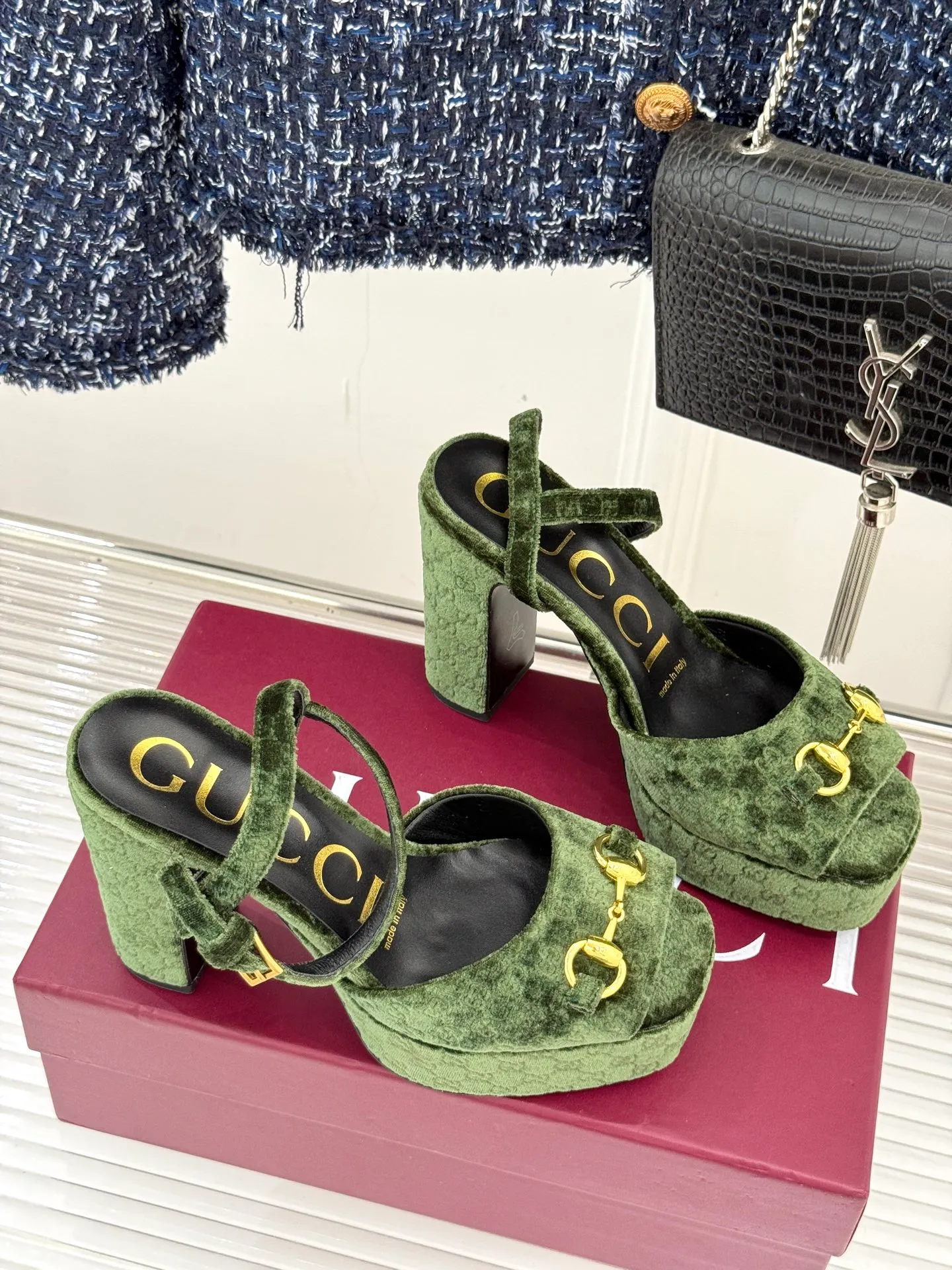 Factory direct sales p660🐘🐘Women's shoes Women's clothing Gucci/Gucci classic horsebit pointed velvet square toe waterproof platform high-heeled sandals When the classic horsebit meets velvet texture, these sandals have become synonymous with elegance and individuality. The square toe design breaks the sharpness of the pointed toe and adds a bit of retro laziness. The delicate velvet upper feels luxurious and shows a high-end texture with the flow of light and shadow. Every step brings a gentle aura. The iconic metal horsebit embellishes the shoe body, instantly awakening brand recognition and cleverly blending retro style with modern fashion. The golden ratio of waterproof platforms and high heels not only lengthens the leg lines but also reduces walking pressure, allowing elegance without compromising comfort. Whether worn with a gorgeous dress to attend a dinner party or paired with retro jeans for a daily look, it can easily hold the spotlight and become the finishing touch in the look, highlighting unique taste and extraordinary style. The fabric is made of original customized velvet and the inner pads are all sheepskin. Heel height: 10.8 Water platform: 3.3 Italian imported genuine leather outsole size: 35-39 (40/41/42 customized)